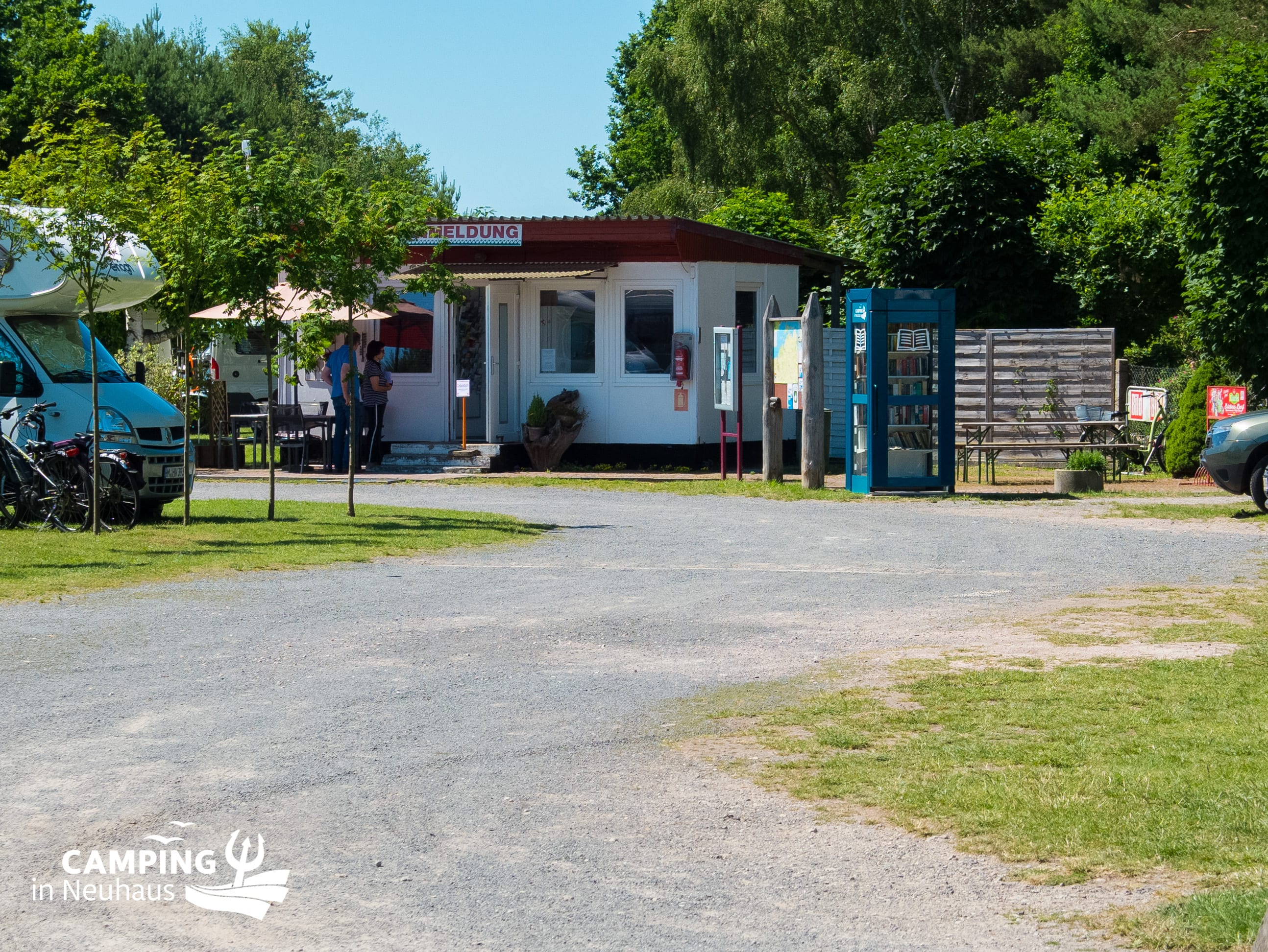 Anmeldung und Bücherbox auf Camping in Neuhaus