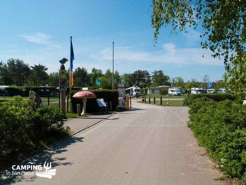 Einfahrtsbereich und Vorplatz von Camping in Neuhaus