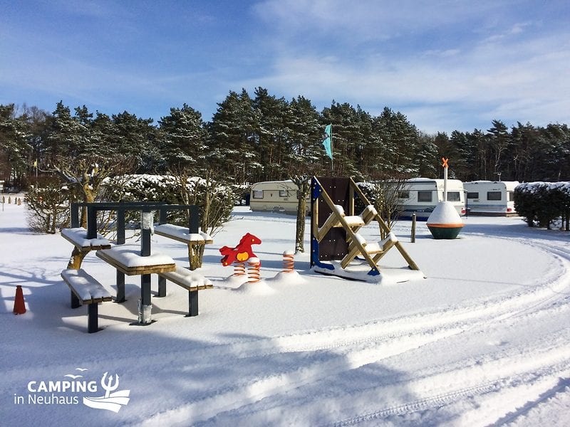 Schnee vor dem Sanitärgebäude