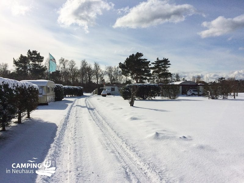 Schnee auf dem Campingplatz