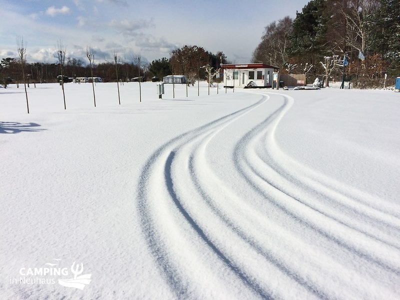 Verschneite Einfahrt von Camping in Neuhaus