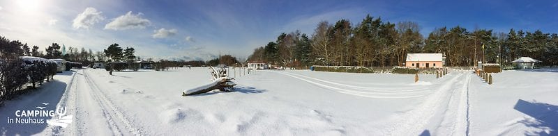 Wintersonne über Schnee auf Camping in Neuhaus