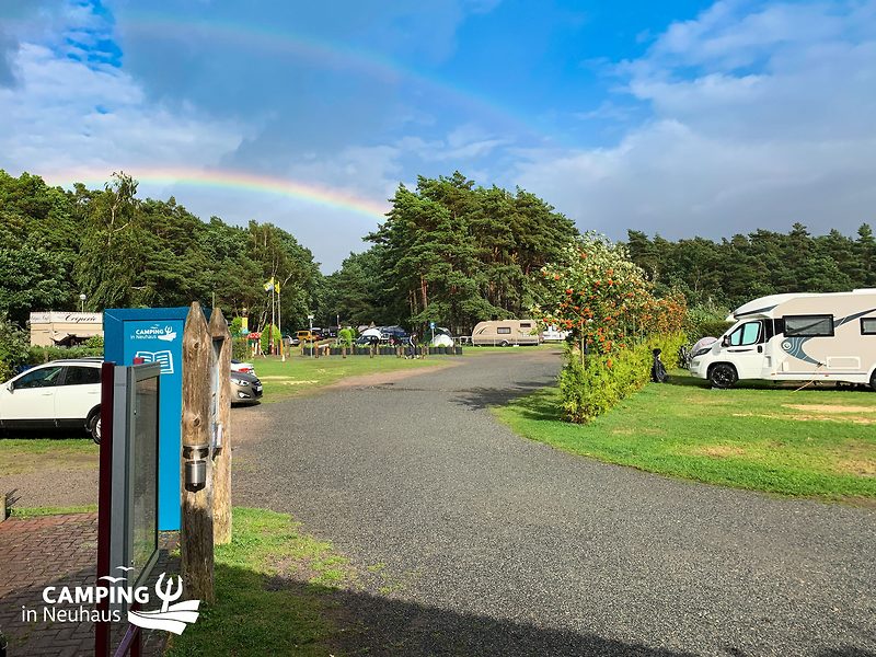 Regenbogen über Camping in Neuhaus