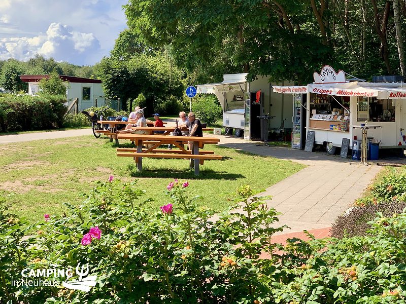 Imbissangebot auf dem Platz vor Camping in Neuhaus