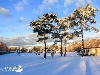 Blick auf Camping in Neuhaus im Winter