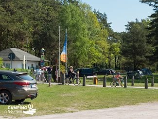 Schranke und Einfahrtsbereich von Camping in Neuhaus