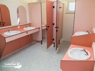 Waschkabinen und Waschplätze im Sanitärgebäude von Camping in Neuhaus 2